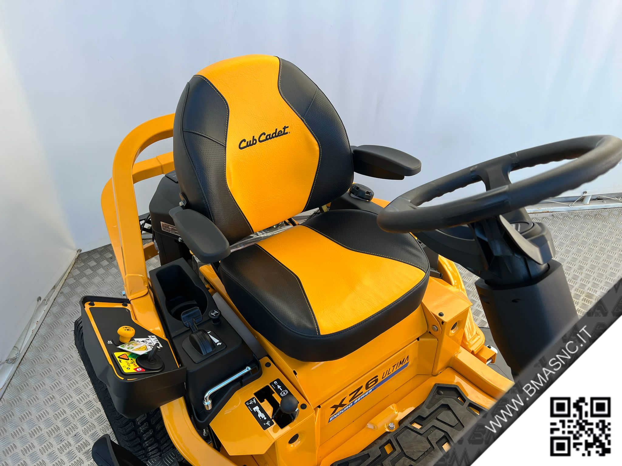 CUB_CADET_XZ6_117_TRATTORINO_RAGGIO_ZERO_VOLANTE_2.jpg